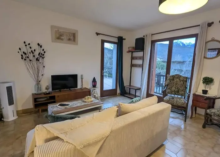 Vakantiehuis Maison Independante Pres D'izaut-de-l'hotel Avec Jardin